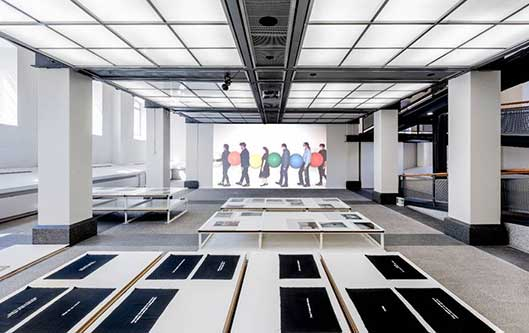 ON THE QUIET - Eine Gruppenausstellung in einem Paket