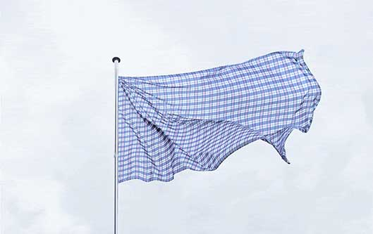 raising flags Stubenbrücke – Anna Jermolaewa. museum in progress